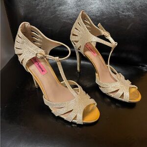 Betsey Johnson Tiara champagne gold glitter strappy heel sz 9